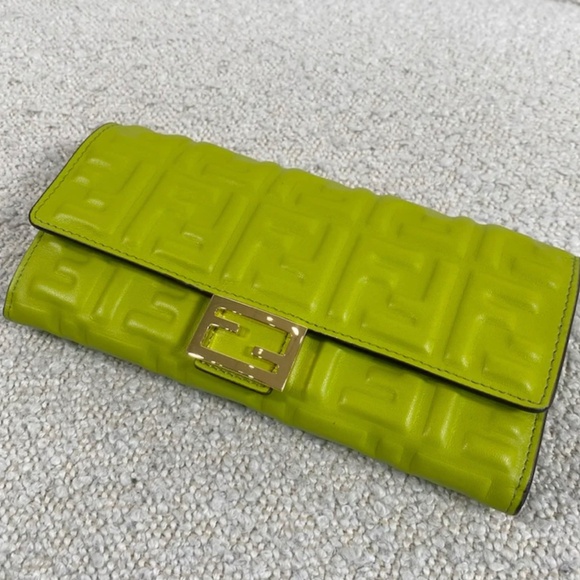 Authentic Pre-owned Baguette Continental With Chain Green - Picture 2 of 16